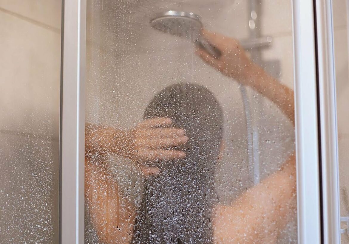 Los errores que cometes al ducharte y que estropean tu piel: «Más seca e irritada»