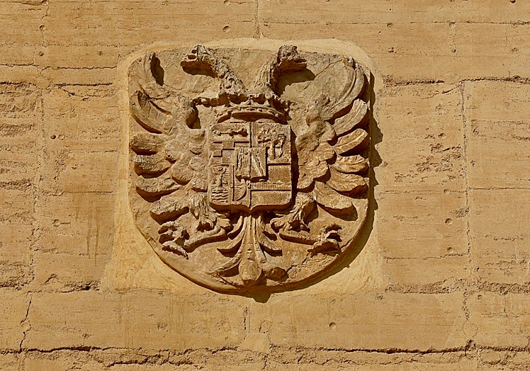 El nuevo edificio con escudo nobiliario que se alza en Murcia