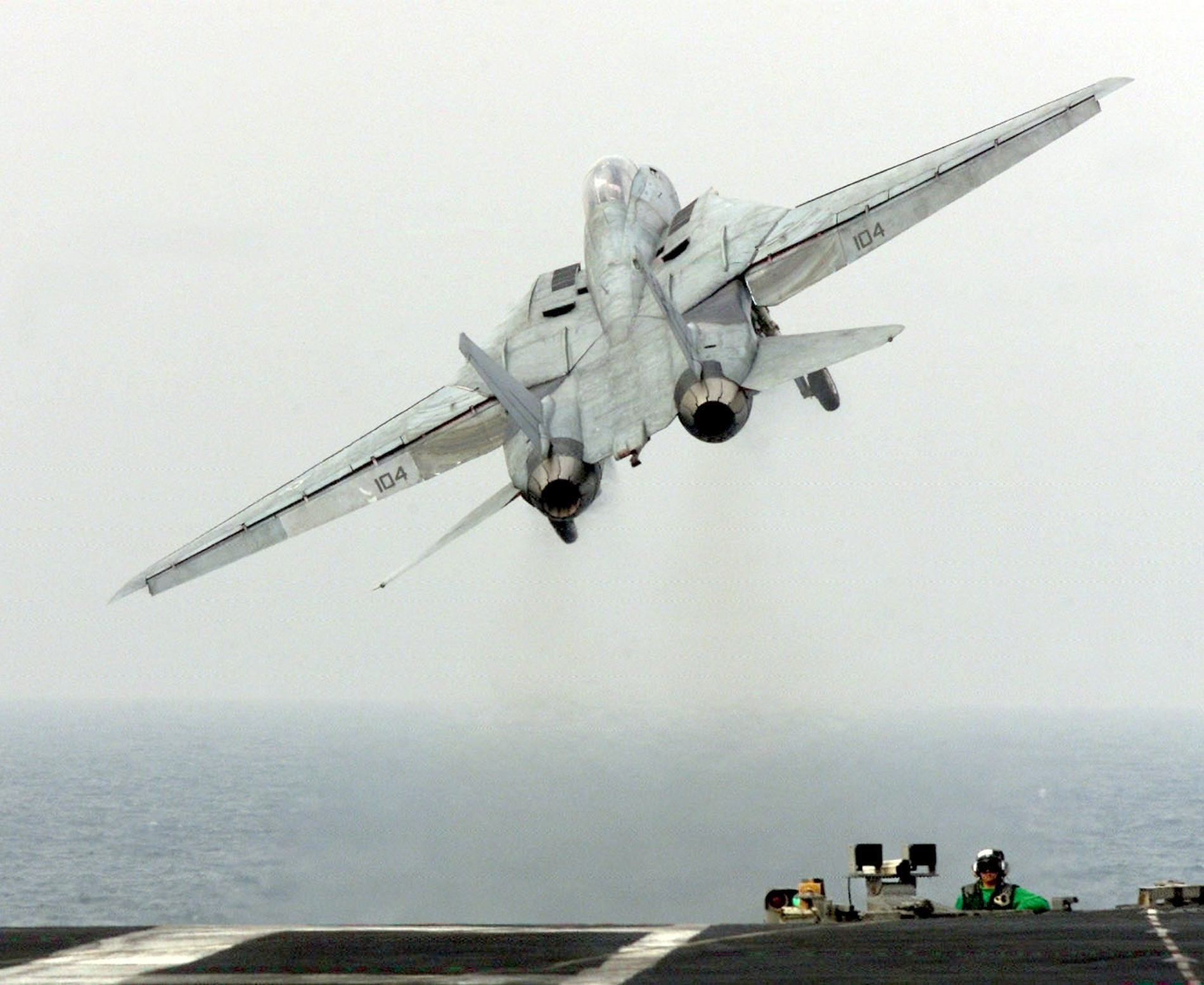 El F18, como este que despega del propio USS Abraham Lincoln, se utilizan por su capacidad para lanzar misiles desde las proximidades de los objetivos.