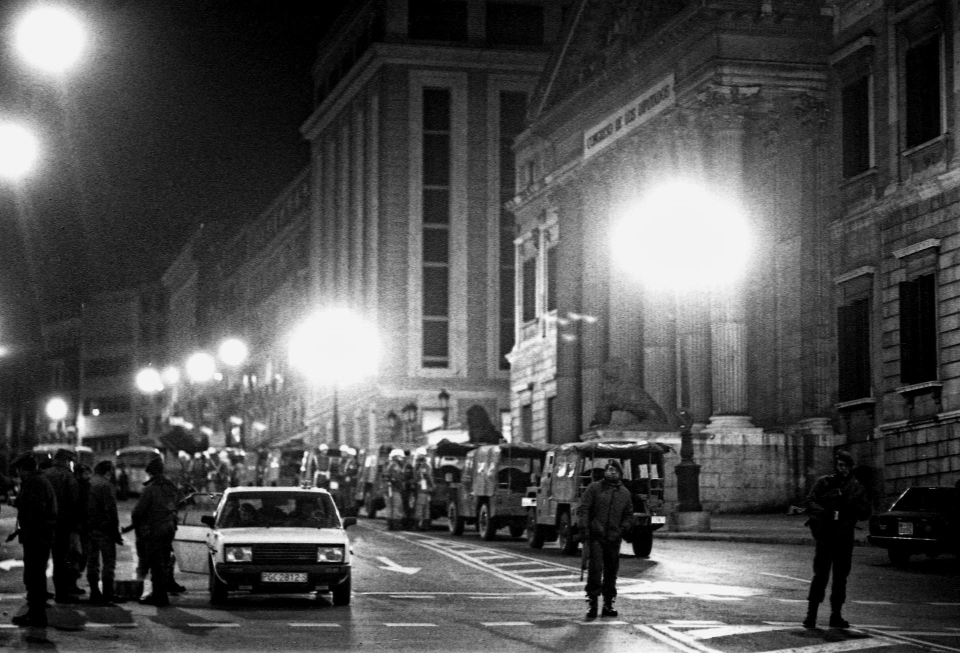 El Congreso, rodeado la noche del 23 de febrero de 1981 por militares y policías mientras Tejero retenía dentro a los diputados.