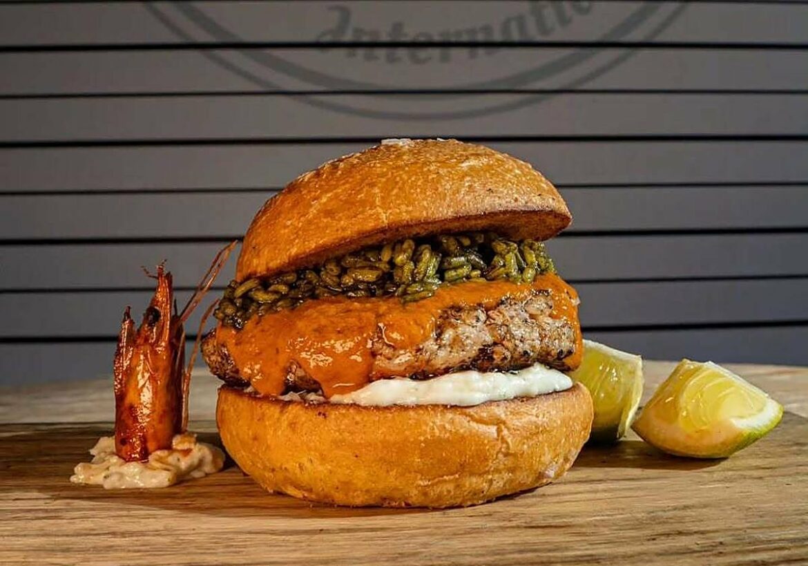 Un local de Murcia lanza una hamburguesa de caldero del Mar Menor: «Traslada a un domingo playero»