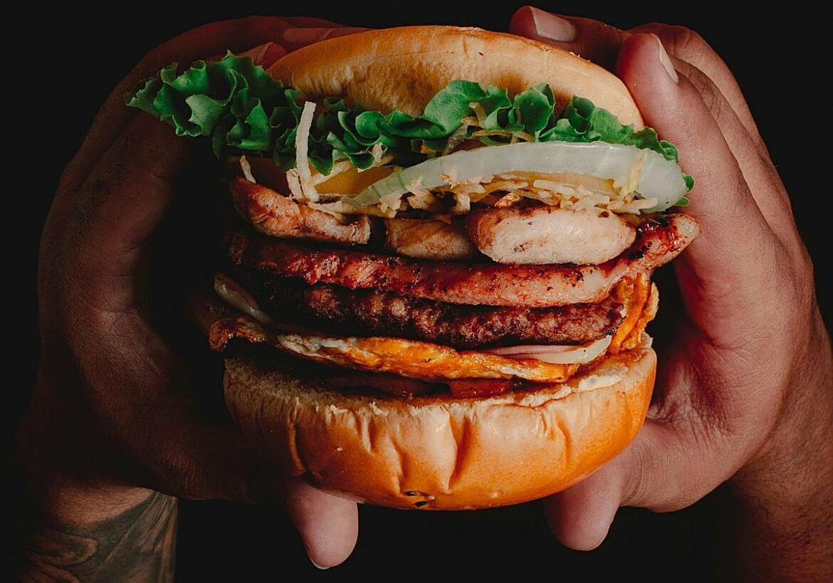 La razón por la que deberías comerte tus hamburguesas del revés