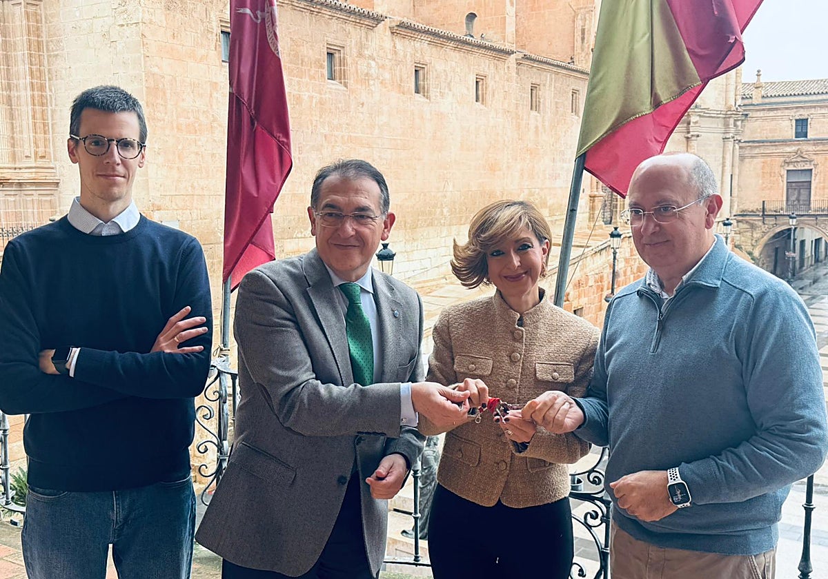 El presidente de la fundación Jesús López, recibe las llaves de la nueva sede de manos de los concejales de Patrimonio y Cultura, Belén Pérez y Santiago Parra, ante el vicepresidente económico de la entidad, Andrés Campos.