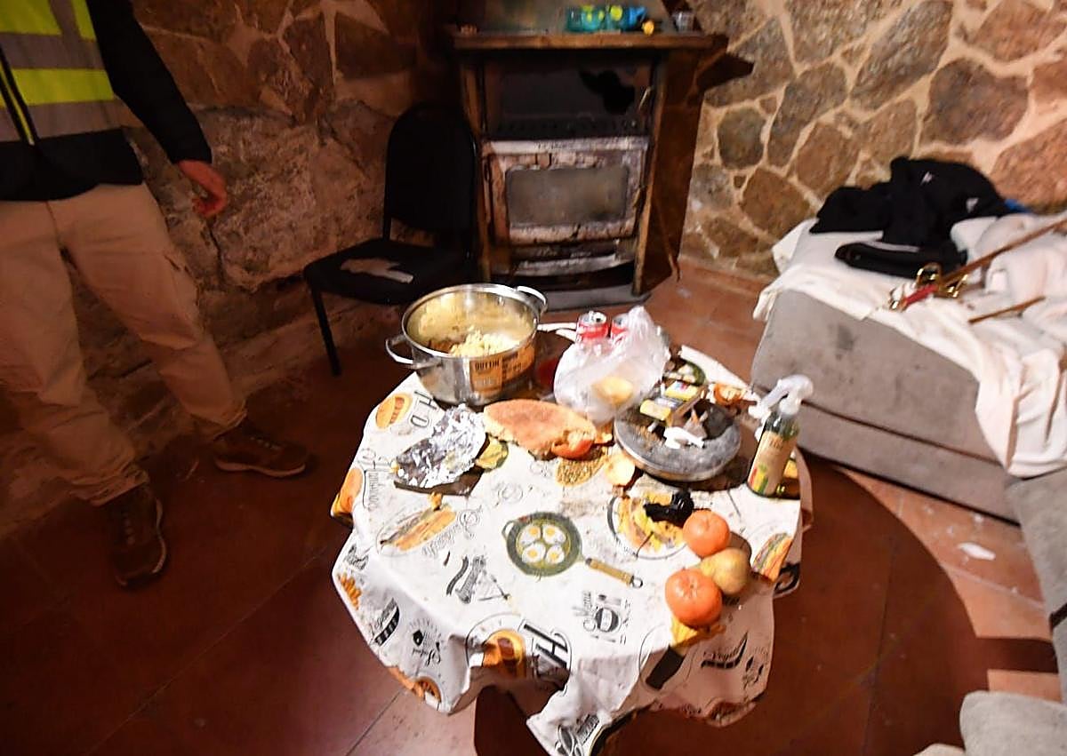 Imagen secundaria 1 - 1. Los agentes aguardan para acceder a la vivienda. 2. Interior del inmueble registrado. 3. Para acceder han tenido que forzar varias puertas. 