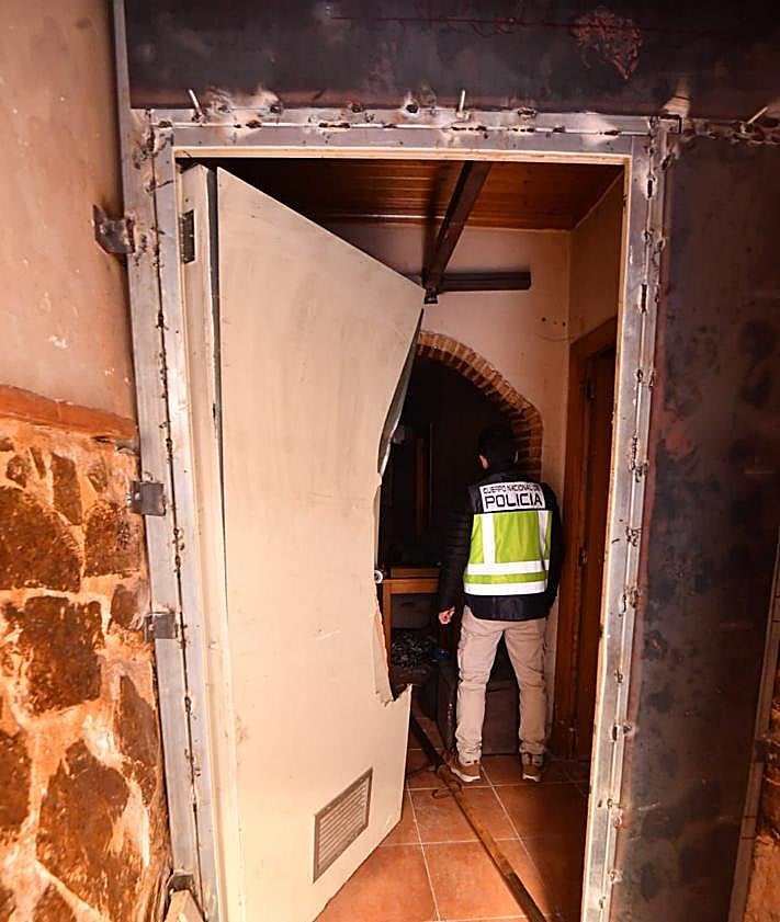 Imagen secundaria 2 - 1. Los agentes aguardan para acceder a la vivienda. 2. Interior del inmueble registrado. 3. Para acceder han tenido que forzar varias puertas. 