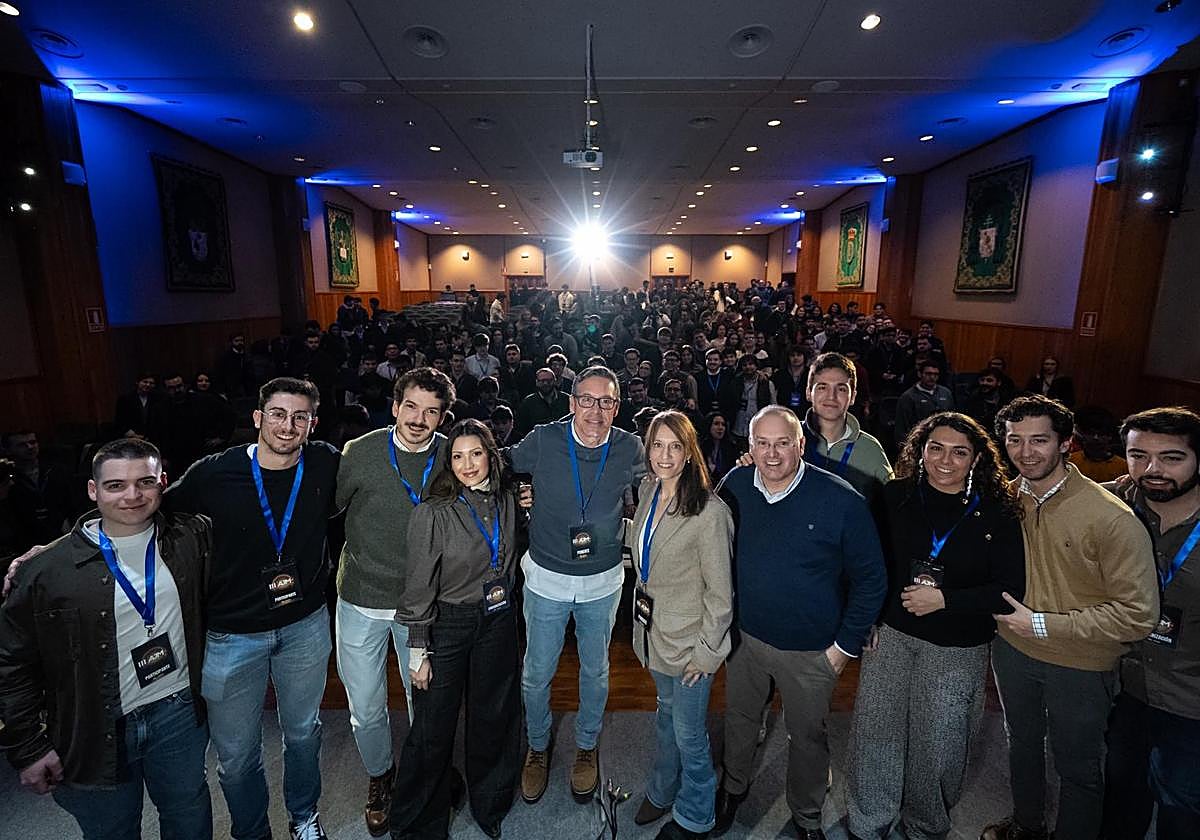 Serano junto a Tellado y los miembros de Nuevas Generaciones del PP de Madrid.