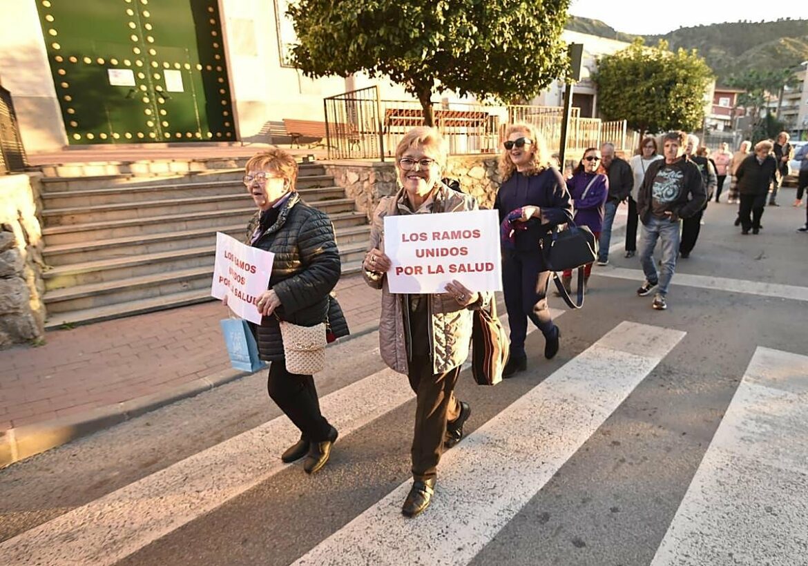Los vecinos de Los Ramos, en Murcia, se echan a la calle para exigir que se acabe con la contaminación junto a sus casas