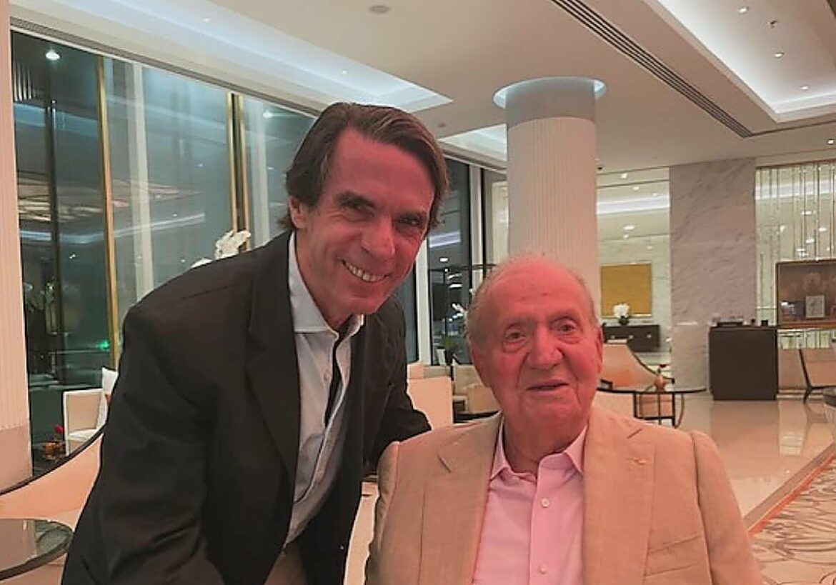 Aznar publica una foto junto a Juan Carlos I, «el Rey de las libertades y la democracia en España»