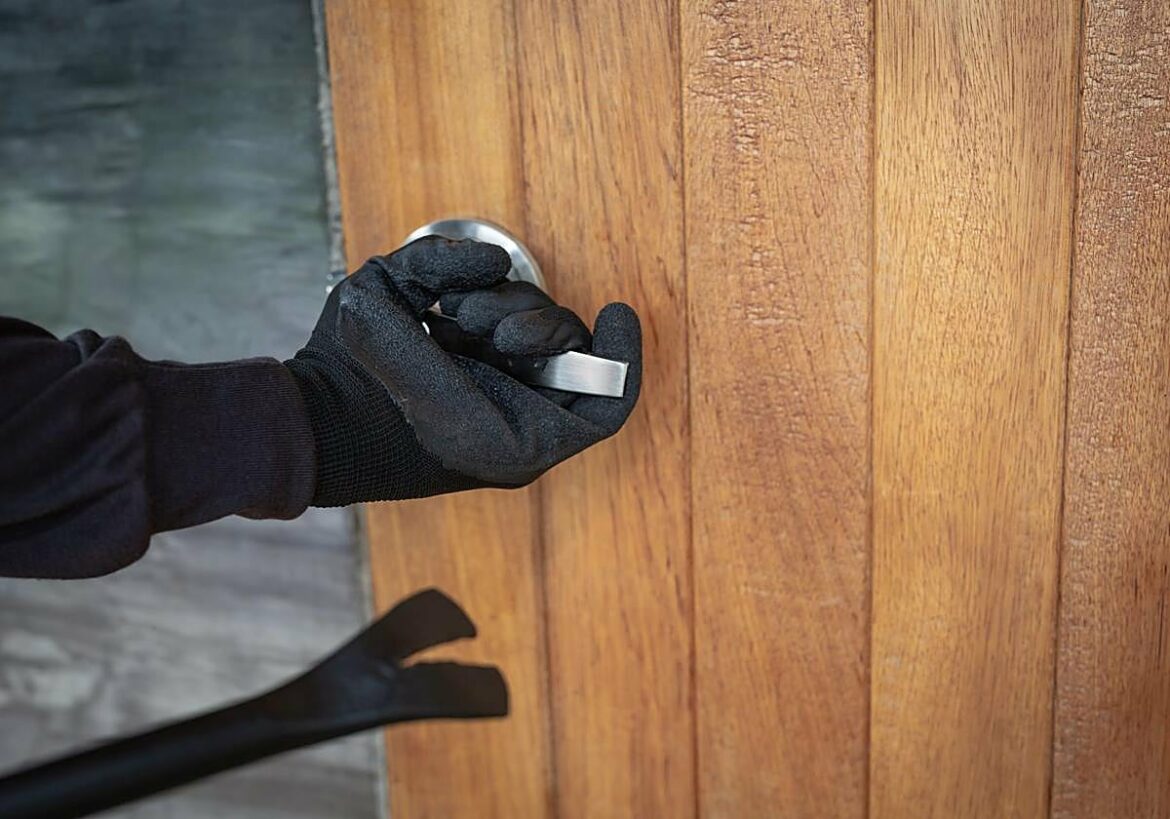 Así funciona el dispositivo que engaña a los ladrones y evita robos en casa: «Parece que estás dentro»