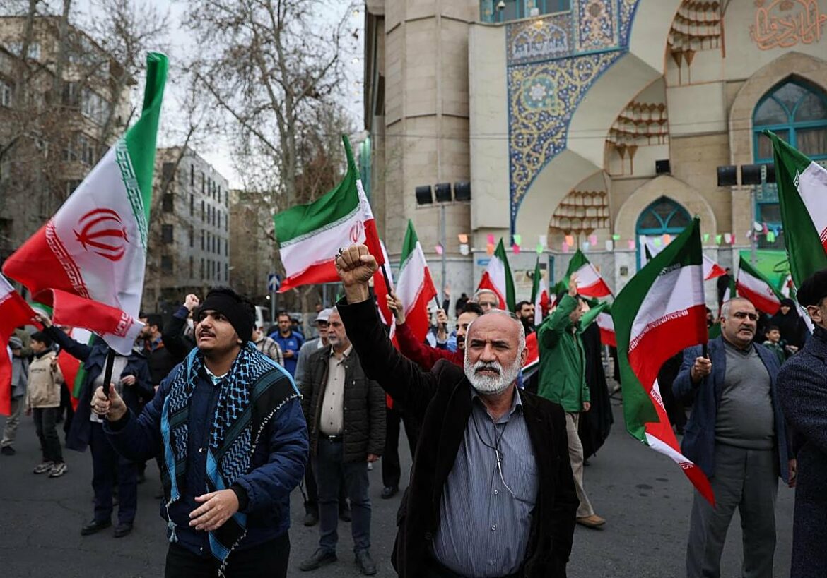 Israel dice que descabezar el régimen no era el objetivo pero «puede ser el resultado»