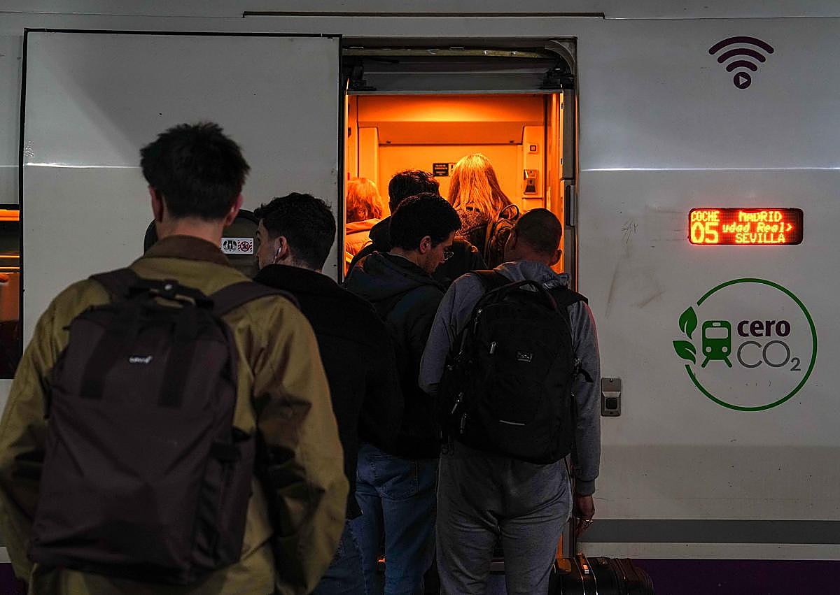 Imagen secundaria 1 - Nervios y expectación en el primer tren que cubre directamente el trayecto Madrid-Sevilla desde la tragedia de Adamuz.