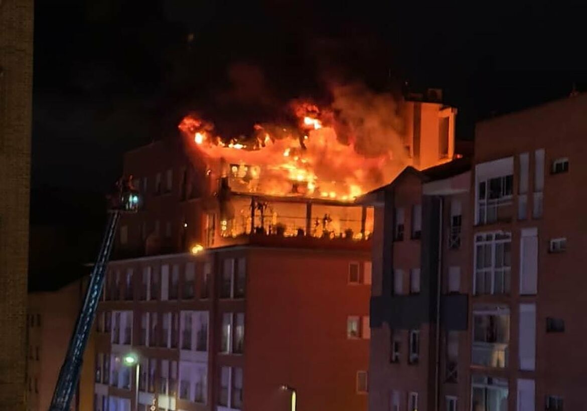 Alarma en el centro de Murcia por el incendio de un ático