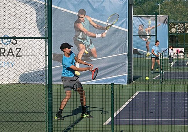 Xabi Jobson, alumno de la Alcaraz Academy, golpeando de derechas en un entrenamiento.