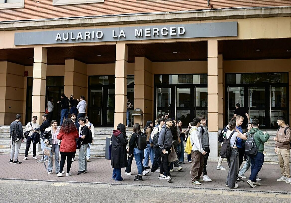 Los graduados en las universidades públicas de la Región lideran el empleo indefinido