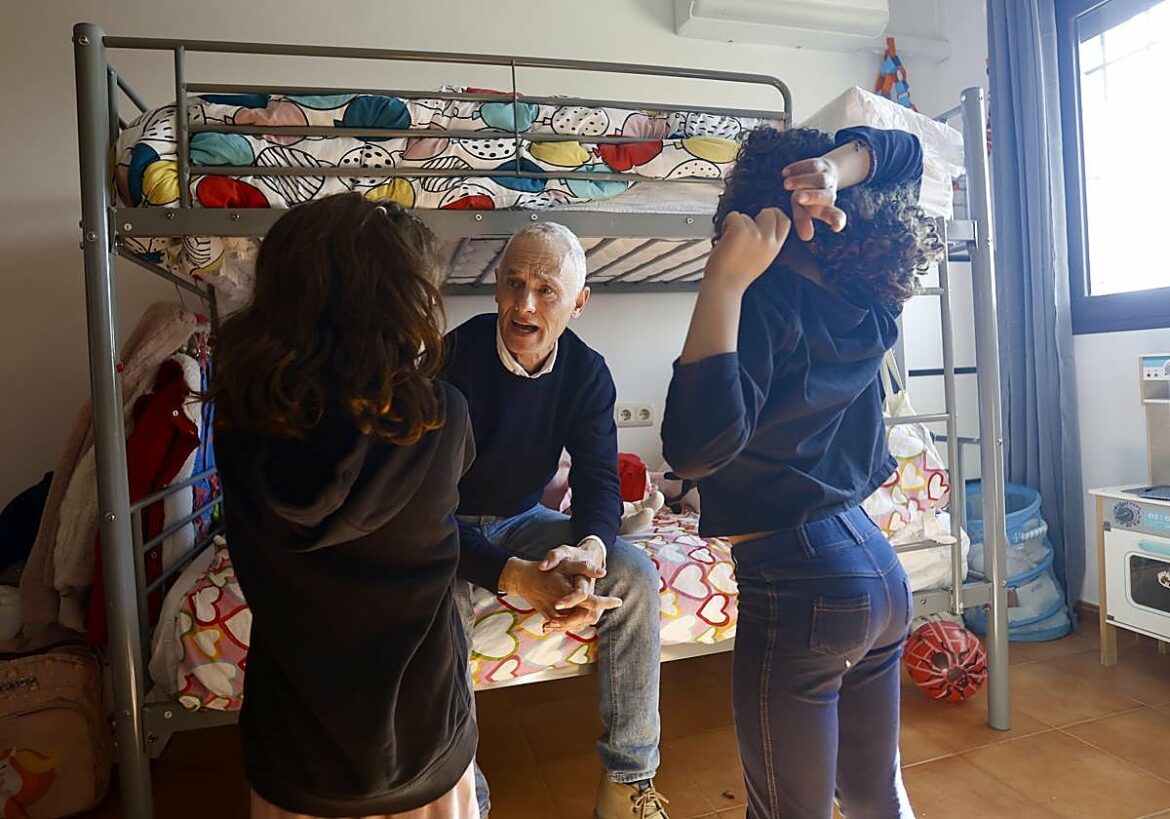 El acogimiento familiar se estanca: casi la mitad de los niños tutelados en la Región de Murcia vive en un centro