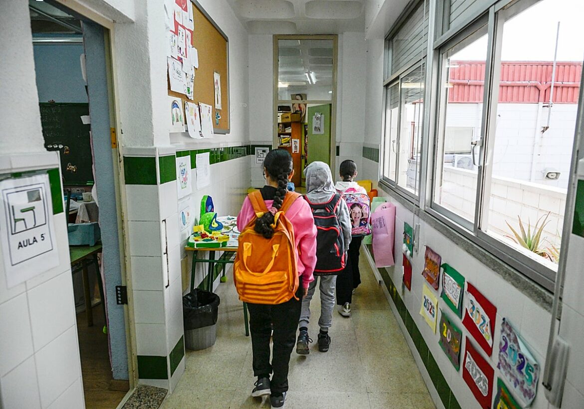 Los docentes interinos estarán casi un mes sin actos de adjudicación para cubrir bajas