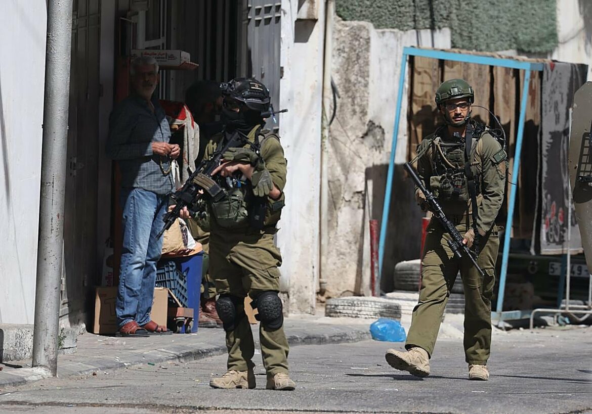 El ejército israelí mata a un matrimonio palestino y sus dos hijos pequeños en Cisjordania