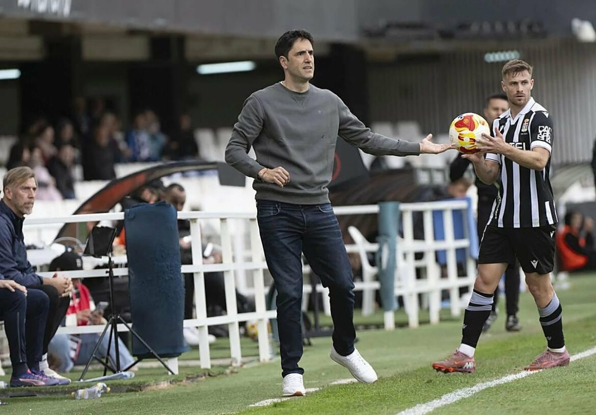 «Los jugadores se han liberado y tenemos que aprovecharlo», dice el entrenador del Cartagena