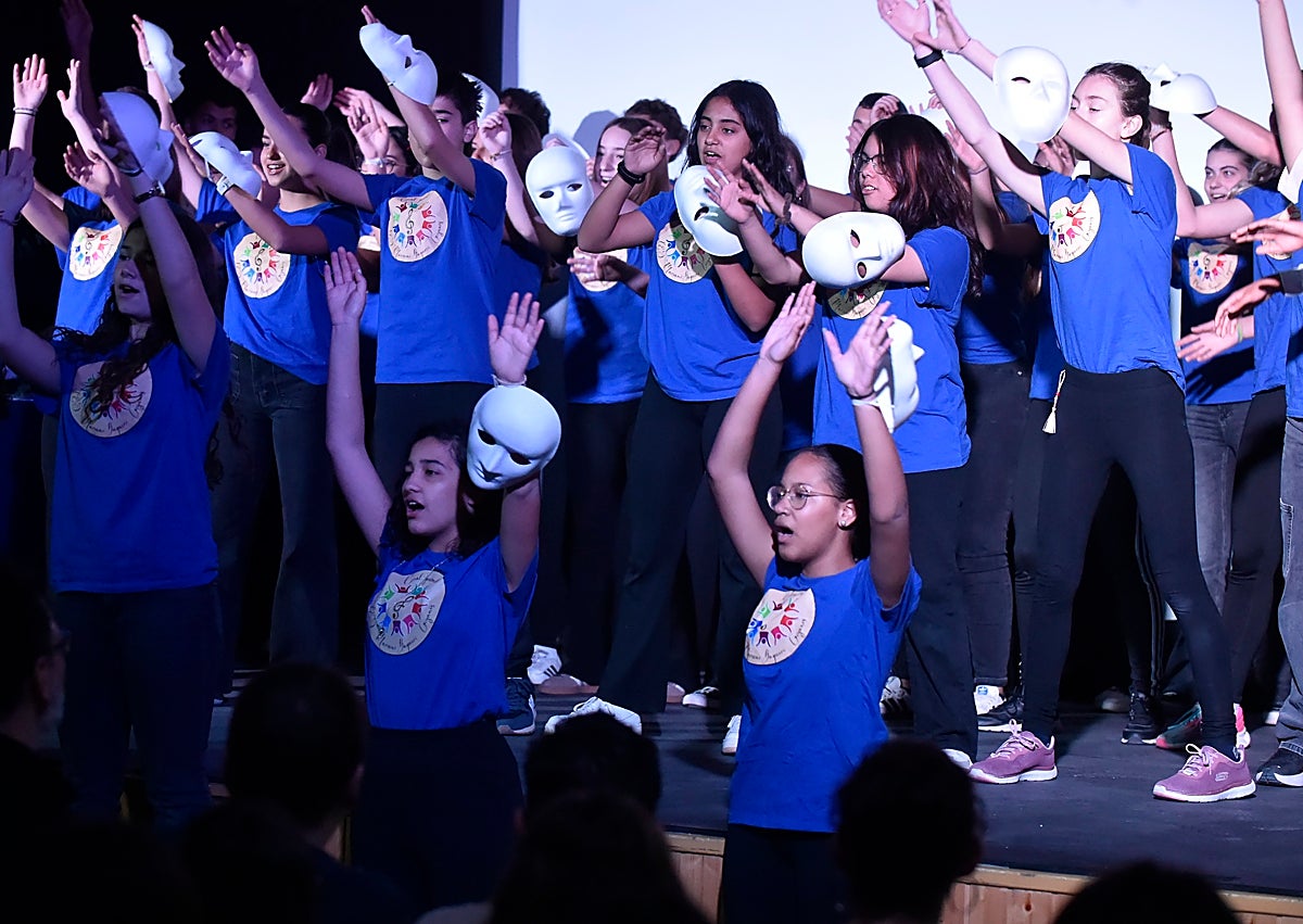 Imagen secundaria 1 - El rector de la UPCT acompañado por Daniel Torregrosa, Isabel Martínez Llorente, Antonio Candeloro y Gisela Baños, en el IES Mariano Baquero. Los alumnos de la Coral del centro durante su performance sobre humanos y máquinas, y la directora e impulsora del Plan Lector. 