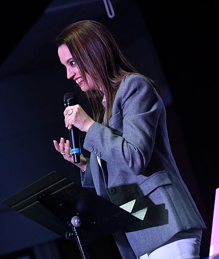 Imagen secundaria 2 - El rector de la UPCT acompañado por Daniel Torregrosa, Isabel Martínez Llorente, Antonio Candeloro y Gisela Baños, en el IES Mariano Baquero. Los alumnos de la Coral del centro durante su performance sobre humanos y máquinas, y la directora e impulsora del Plan Lector. 