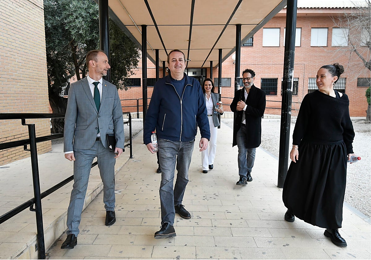 Imagen principal - El rector de la UPCT acompañado por Daniel Torregrosa, Isabel Martínez Llorente, Antonio Candeloro y Gisela Baños, en el IES Mariano Baquero. Los alumnos de la Coral del centro durante su performance sobre humanos y máquinas, y la directora e impulsora del Plan Lector. 