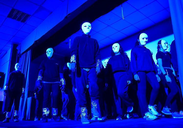 Actuación de los alumnos durante la inauguración en una obra inspirada en Asimov y Turing y sus dilemas entre ética, humanidad, máquinas y robots.