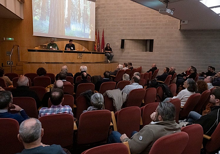 El salón de actos del Palacio Pedreño durante la intervención de Joan Fontcuberta en Cartagena.
