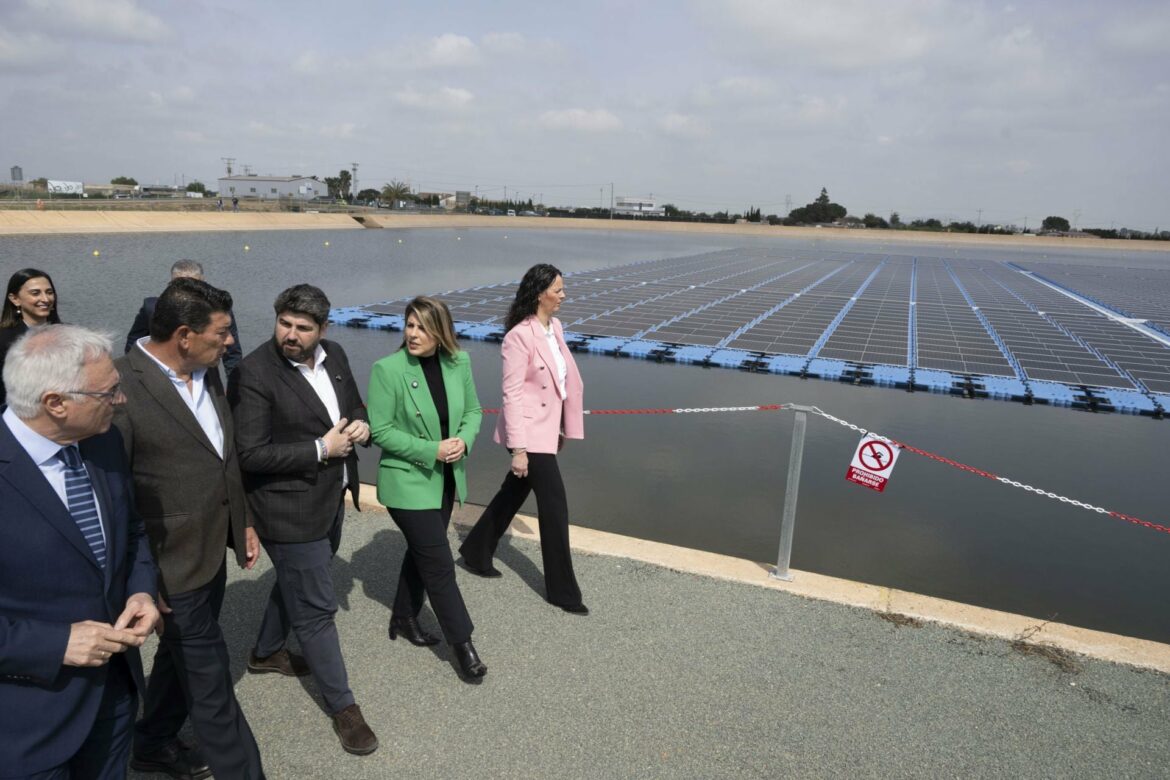Una planta solar flotante reduce un 22% el gasto en luz de la agricultura del Campo de Cartagena
