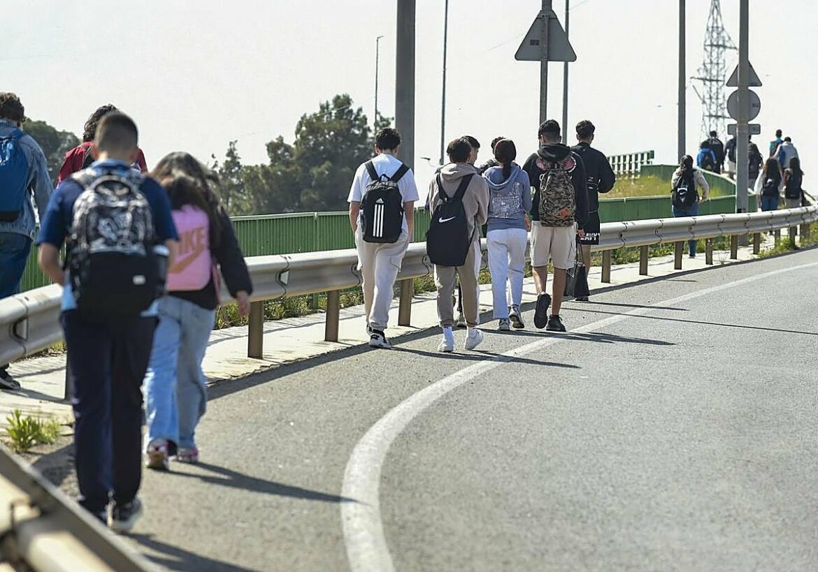 El paso peatonal entre Espinardo y Guadalupe verá reforzada su seguridad para proteger a los alumnos del IES José Planes: «Es muy estrecho y peligroso»