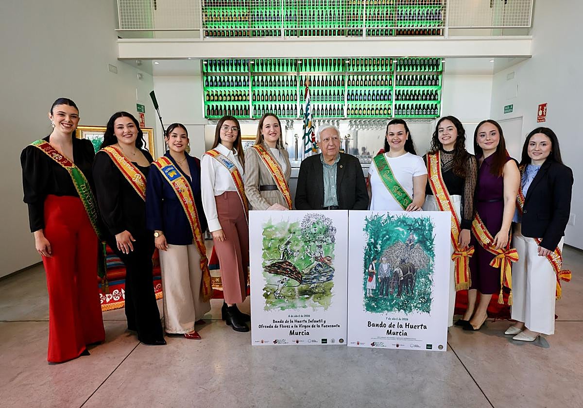 El presidente de la Federación de Peñas Huertanas, Juan García Serrano, este viernes, durante la presentación de los carteles anunciadores, junto a las candidatas.