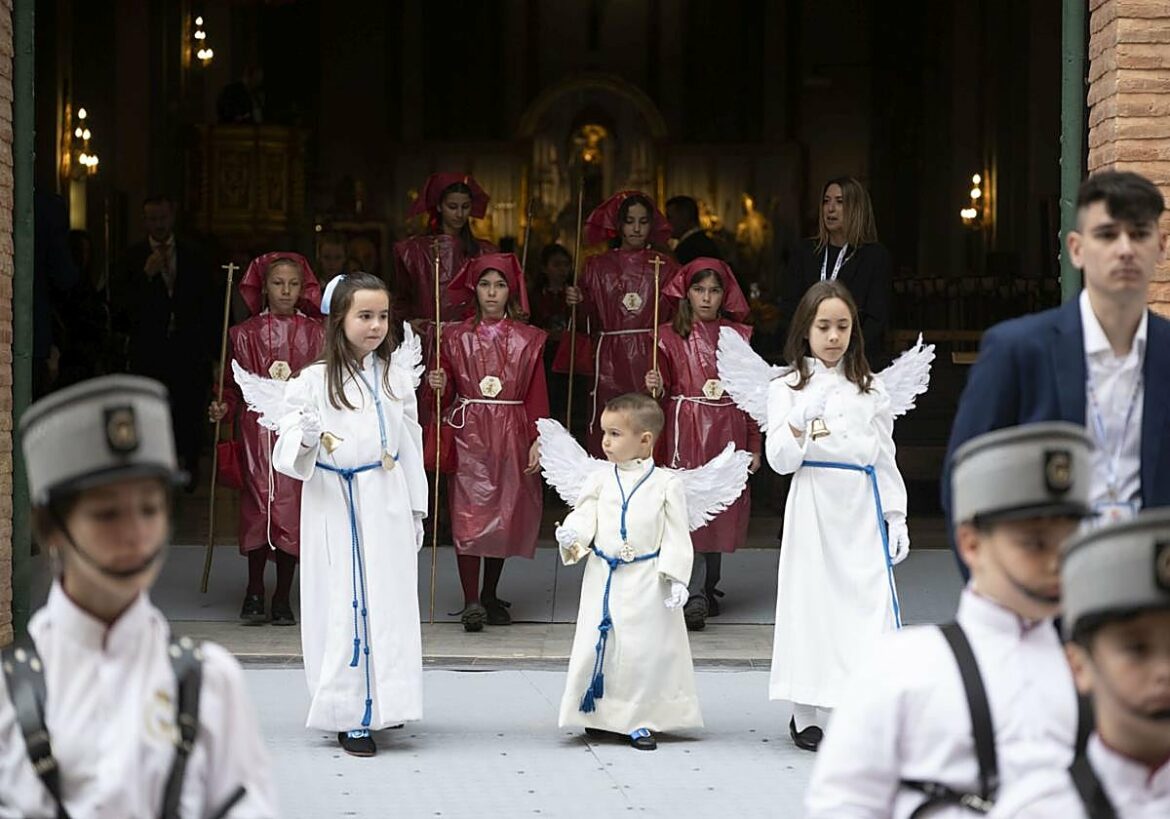 Los querubines hacen alarde de espíritu procesionista a dos semanas de los grandes cortejos en Cartagena