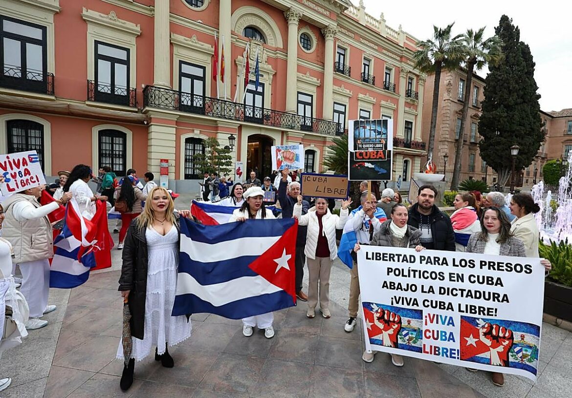 Protesta cubana en Murcia para exigir el fin del castrismo