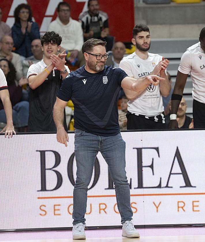 Imagen secundaria 2 - El Caesa Cartagena se agarra a un hilo de esperanza