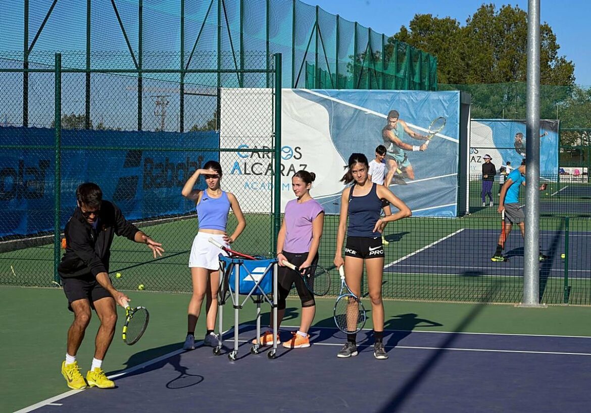 Carlos Alcaraz y Martín Landaluce, la última perla del tenis español, se entrenan en El Palmar