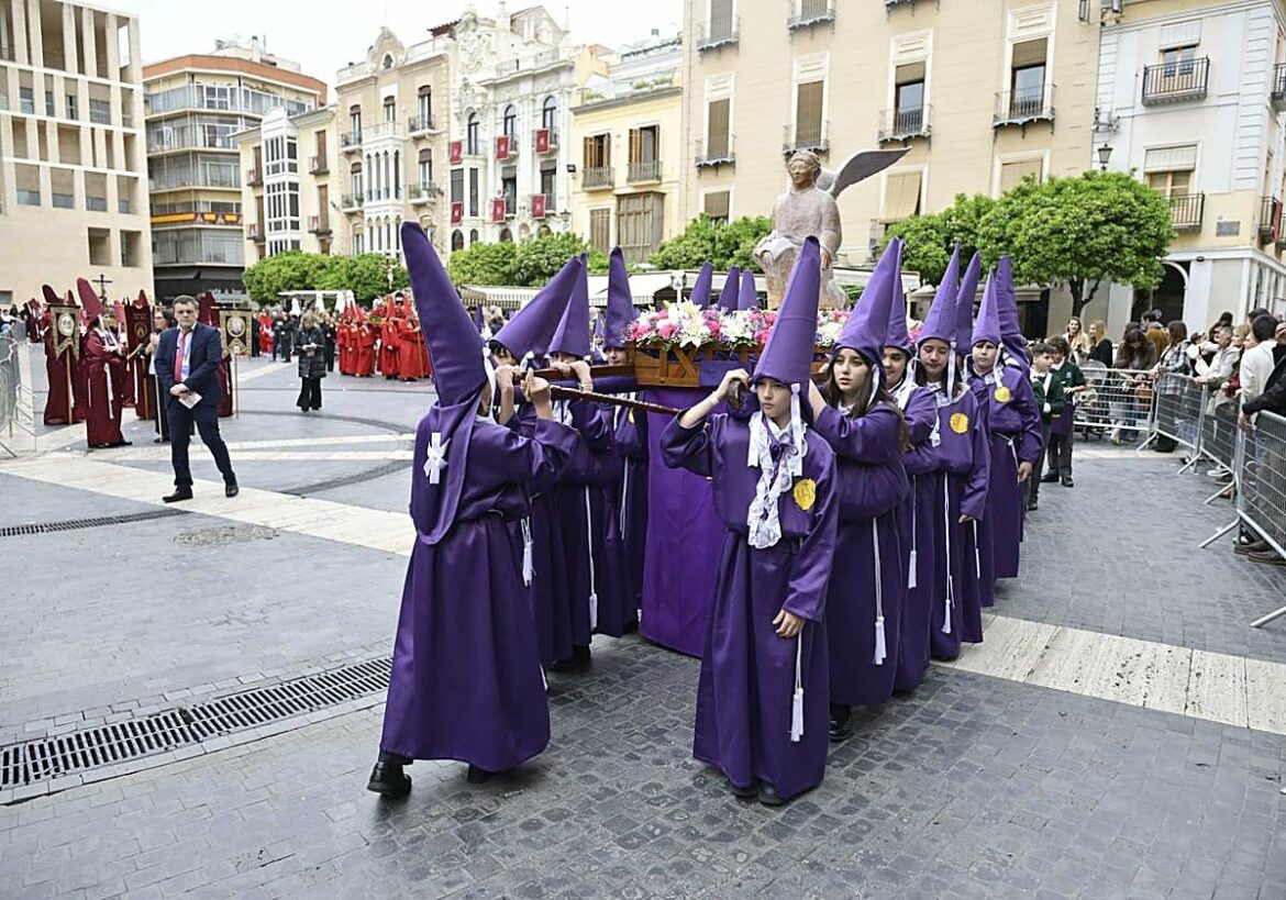 Los futuros cofrades prenden la llama de la Semana Santa de Murcia con la Procesión del Ángel