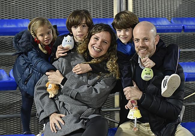 María José Rodríguez y Alberto Baeza, junto a sus hijos: Ángela, Alberto y José Víctor, en Murcia.