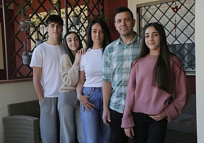 Cristina Acosta y José Andrés Serrano, con sus hijos, Sergio, Vega y Sandra, en su casa de El Algar.