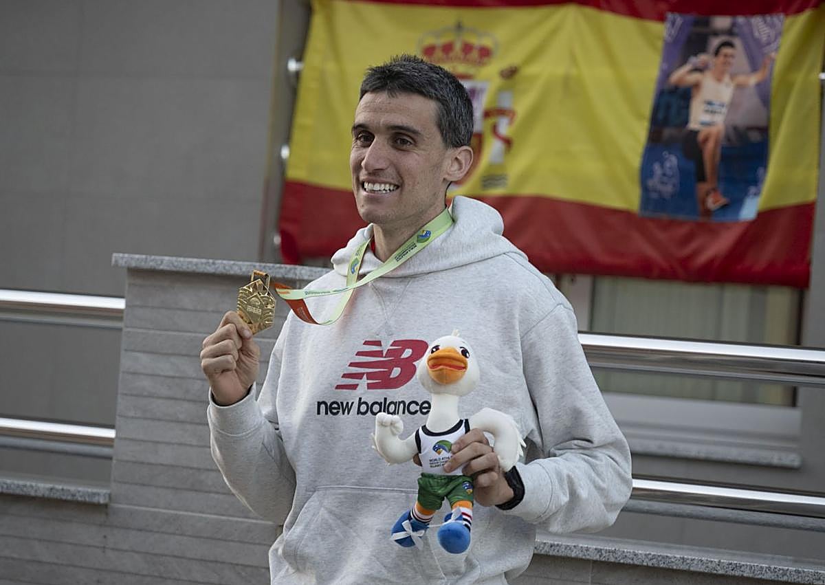 Imagen secundaria 1 - Mariano García, tras llegar a Murcia, y en Cuevas de Reyllo junto a un vecino.