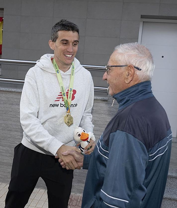 Imagen secundaria 2 - Mariano García, tras llegar a Murcia, y en Cuevas de Reyllo junto a un vecino.