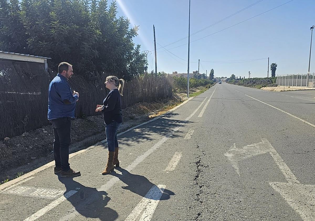 El alcalde de Los Alcázares, Mario Pérez Cervera, y la concejala María José Díaz, en la zona donde se realizará el carril bici.