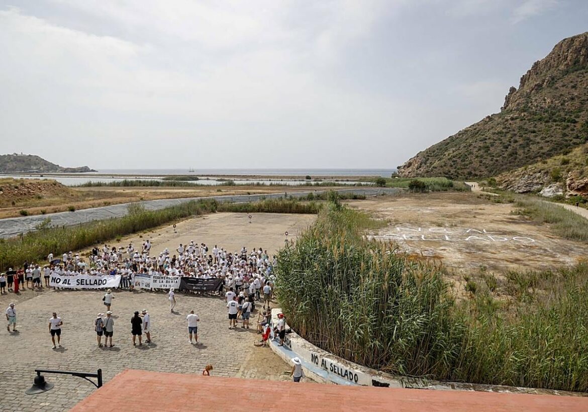 El Ministerio ordena sellar la bahía de Portmán, pero autoriza un puerto