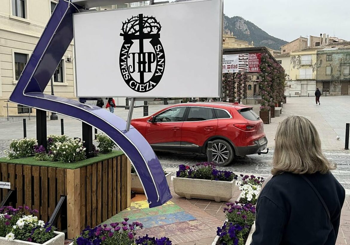 Critican que el monumento nazareno de Cieza «oculta» el mural sobre la diversidad sexual