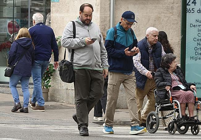 Multitarea. Solos o acompañados en la ruta, el móvil es un transeúnte más.