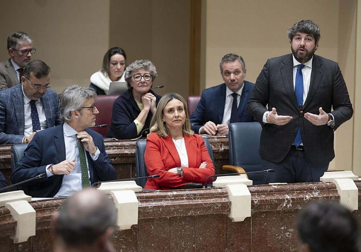 La economía y los bomberos centran la sesión de control a López Miras