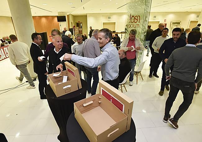 Nuevo respaldo. Accionistas del Real Murcia en la votación.