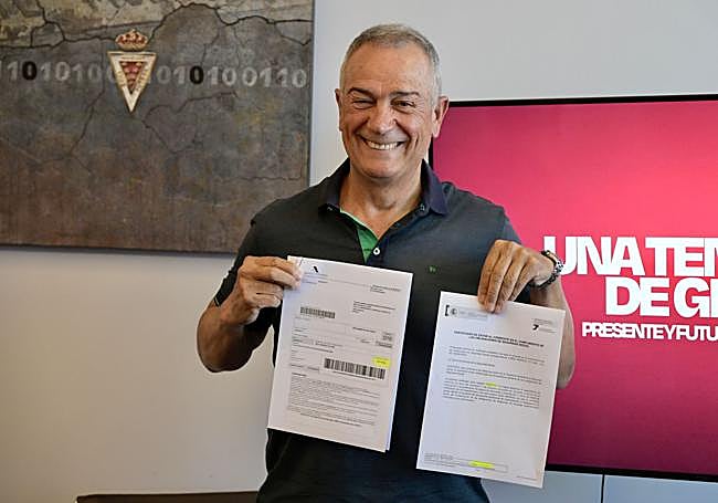 Otro hito. Felipe Moreno, con la carta de pago a Hacienda.