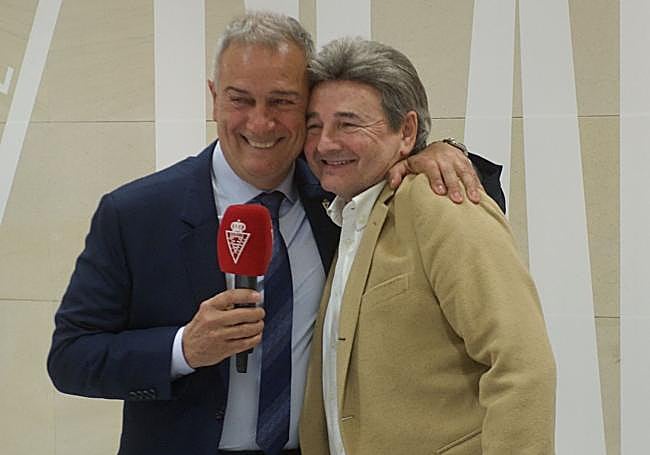 Nuevo ciclo. Agustín Ramos, entonces presidente, cedía el testigo.