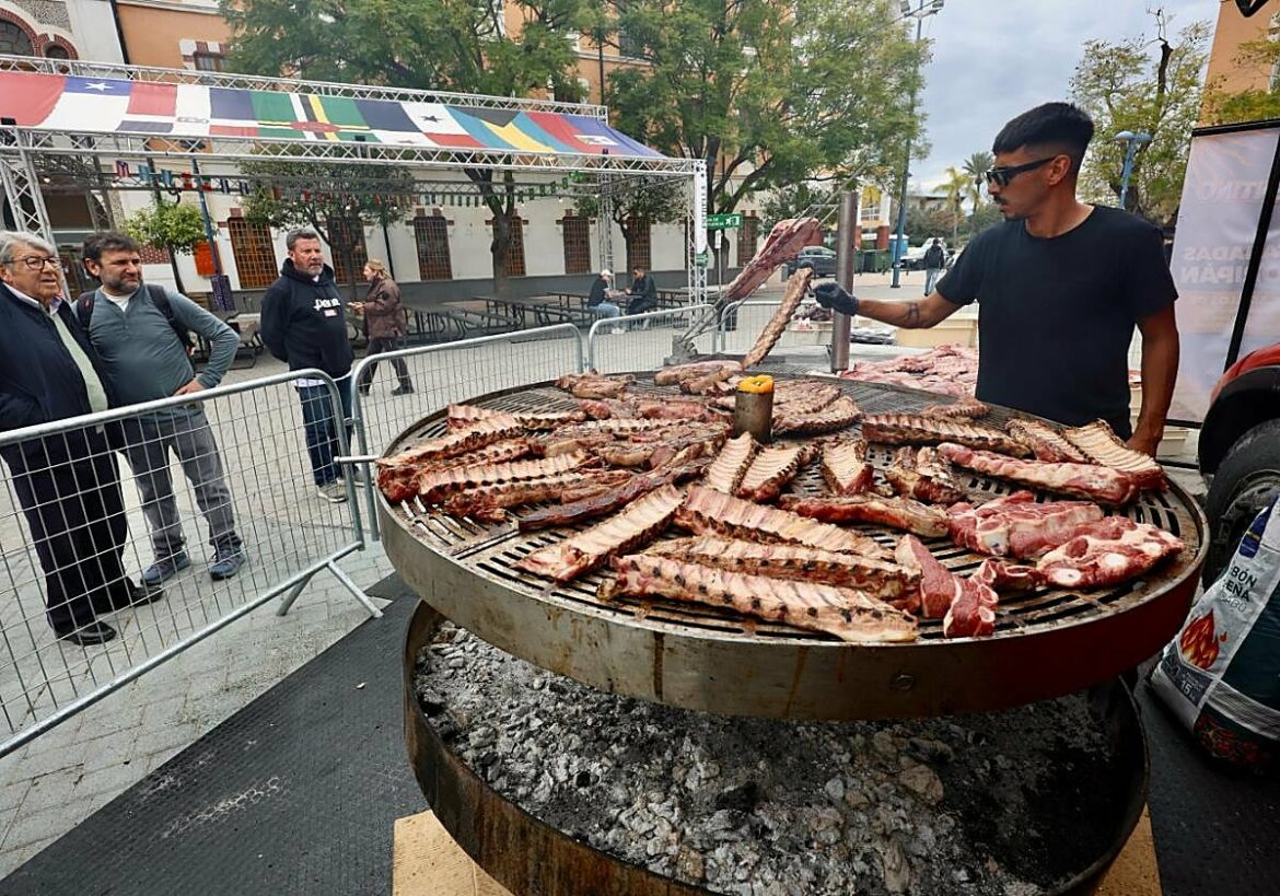 Sabores y ritmos latinos llenan el patio del Cuartel de Artillería de Murcia