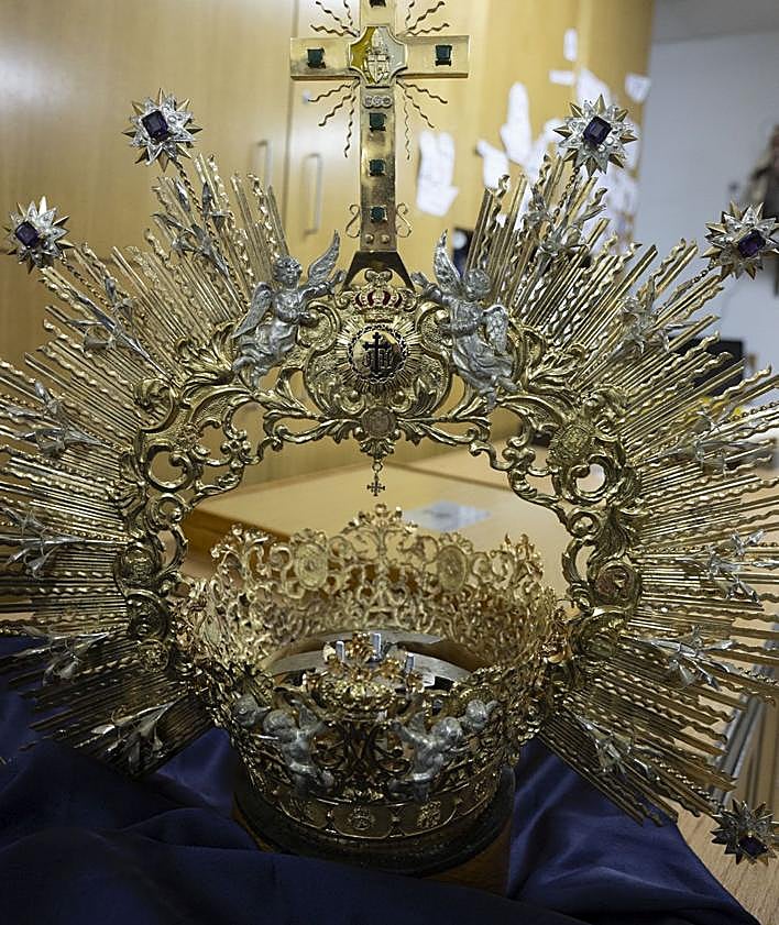 Imagen secundaria 2 - Toalla de la Santísima Virgen de la Piedad. Corona dorada de la Virgen de la Soledad. 