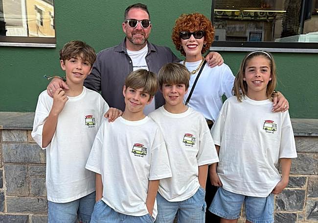 Luis Martínez y Laura Úbeda con sus hijos: Lucas, Luis, Leo y Lope.